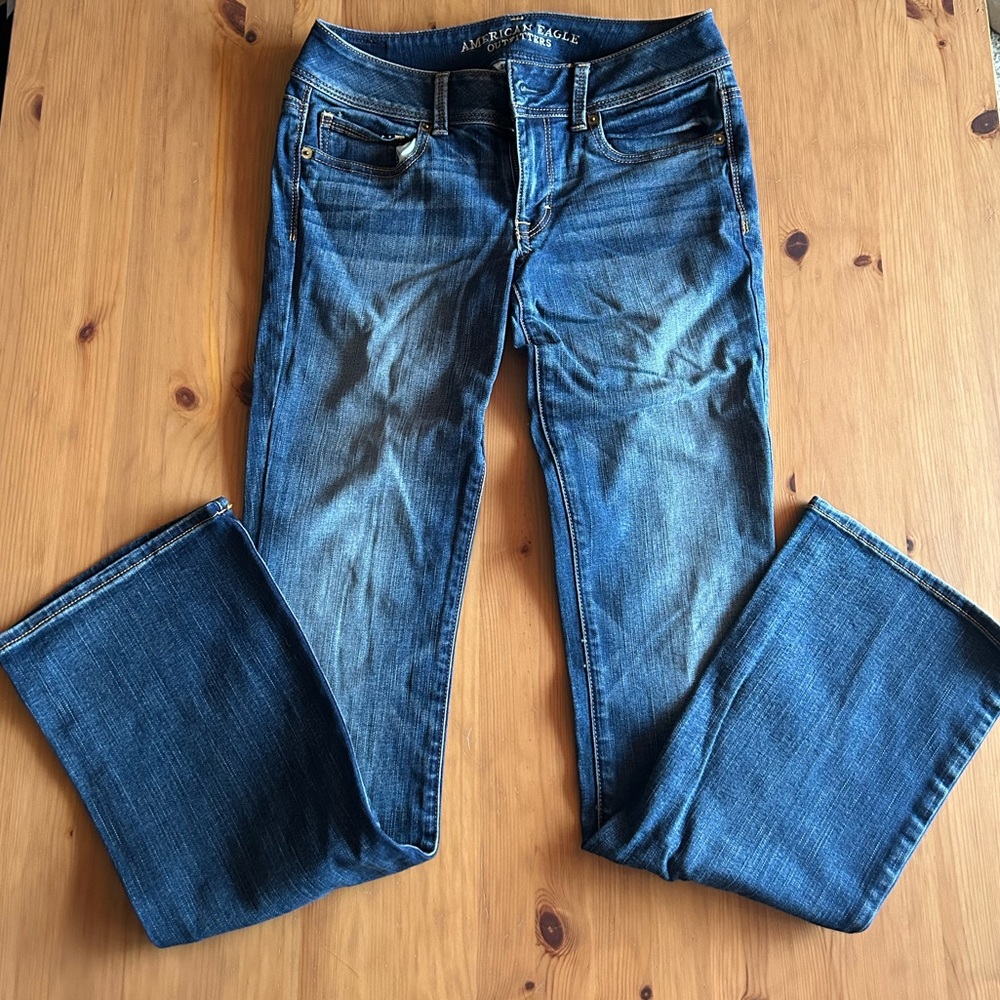 Great condition American Eagle kick boot jeans. Size 6 LONG.